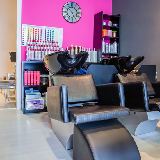 Waschplatz mit Waschbecken in einem eingerichteten Salon