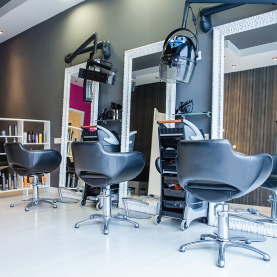 Moderner Friseursalon mit Arbeitsplätzen und Spiegeln